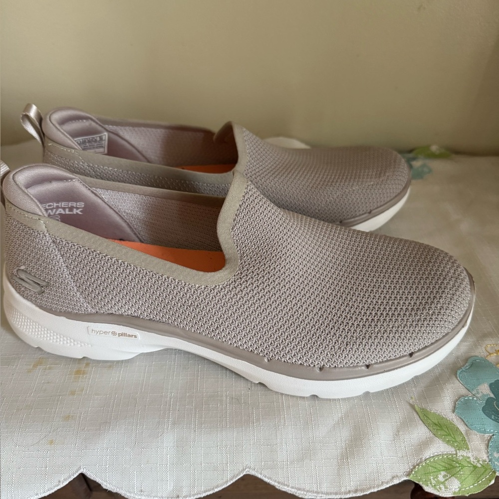 Skechers size 8.5 Gray Go Walk Lightweight Sneakers WIDE fit